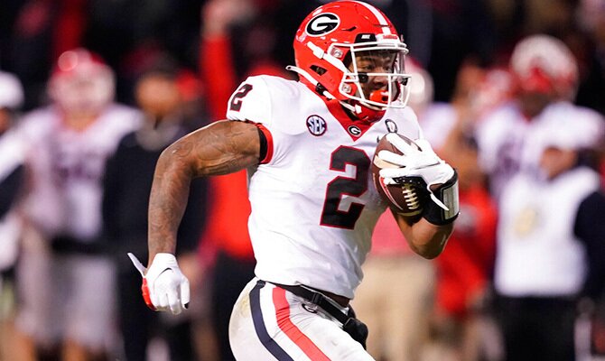 Kendall Milton de Georgia Bulldogs corre hacia una anotacion en la temporada 2022