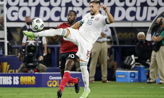 Héctor Herrera lucha por el balón en la imagen. Cuotas Guatemala vs México de la Copa Oro 2021.