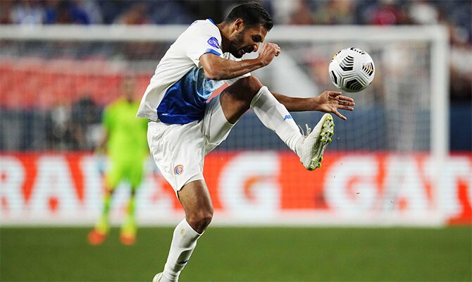 Bryan Ruiz controla el balón en la imagen. Cuotas y pronósticos para el Honduras vs Costa Rica.