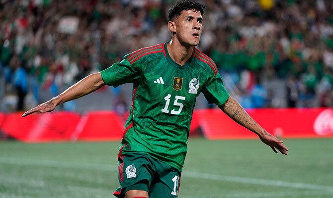 Uriel Antuna festeja un gol de la Seleccion Mexicana contra Ghana
