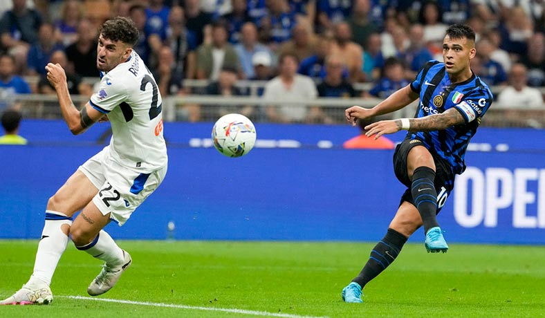 Lautaro Martinez del Inter remata en partido ante Atalanta
