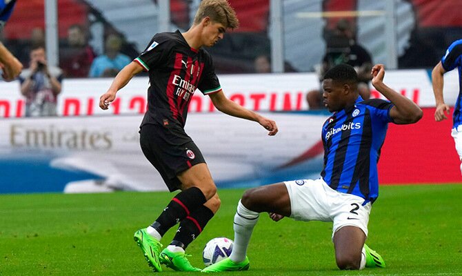 Charles De Ketelaere del Milan y Denzel Dumfries del Inter buscan el balon