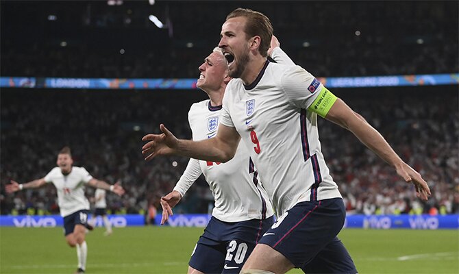 Harry Kane celebra un gol junto a Foden. Cuotas y picks Italia vs Inglaterra, final Euro 2020.