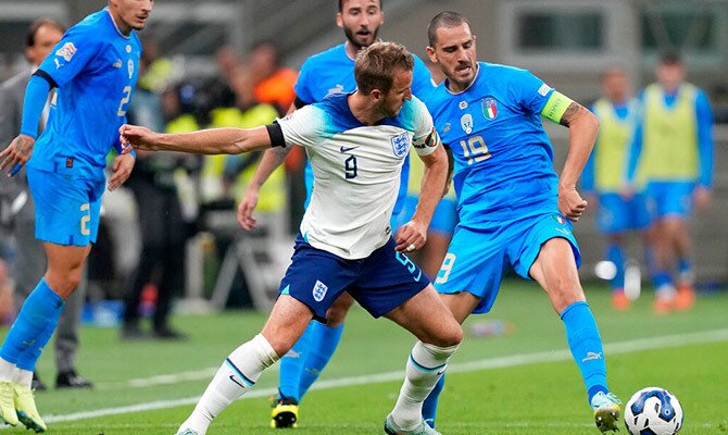 Harry Kane de Inglaterra lucha ante varios defensores de Italia en juego de Nations League
