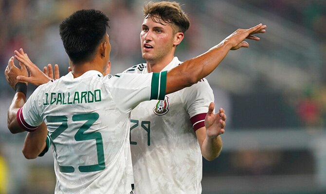 Jesus Gallardo y Santiago Gimenez festejan una anotacion de Mexico