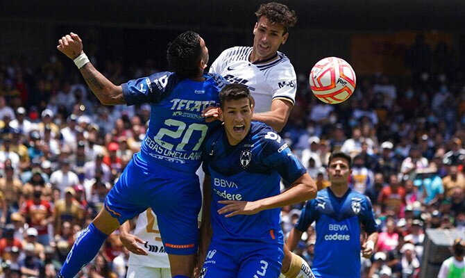 Ignacio Dinenno de Pumas en accion contra el Monterrey
