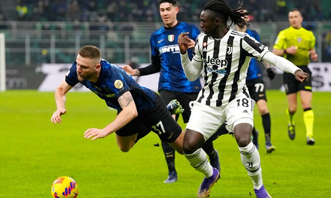 Milan Skriniar del Inter y Moise Kean de Juventus pelean el balon