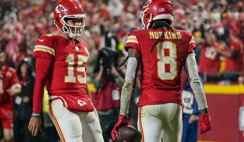 Patrick Mahomes y DeAndre Hopkins festejan un TD de Kansas city