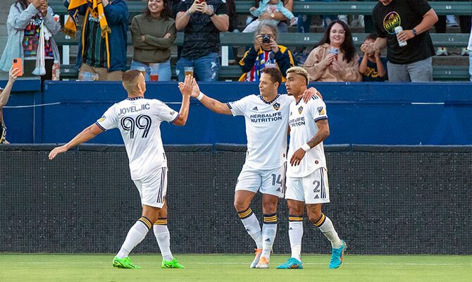 Chicharito Hernandez festeja una anotacion del Galaxy con sus companeros