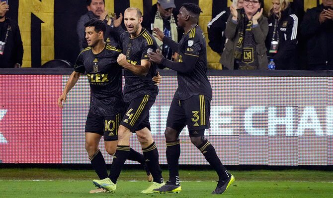 Carlos Vela celebra con Giorgio Chiellini un gol de LAFC en la Concachampions