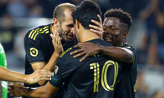 Carlos Vela celebra una anotacion de LAFC con Giorgio Chiellini
