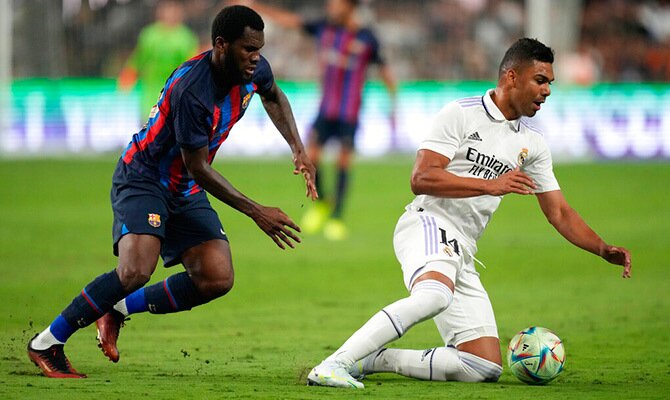 Franck Kessie del Barcelona y Casemiro del Real Madrid