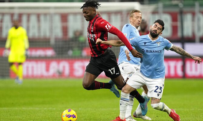 Rafael Leao del Milan recibe falta de Elseid Hysaj de Lazio