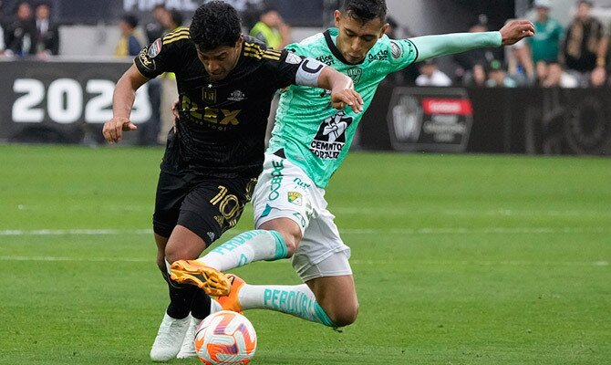 Carlos Vela de LAFC lucha por el balon con Fidel Ambriz de Leon