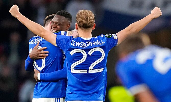 Kiernan Dewsbury-Hall celebra con sus compañeros una anotacion del Leicester