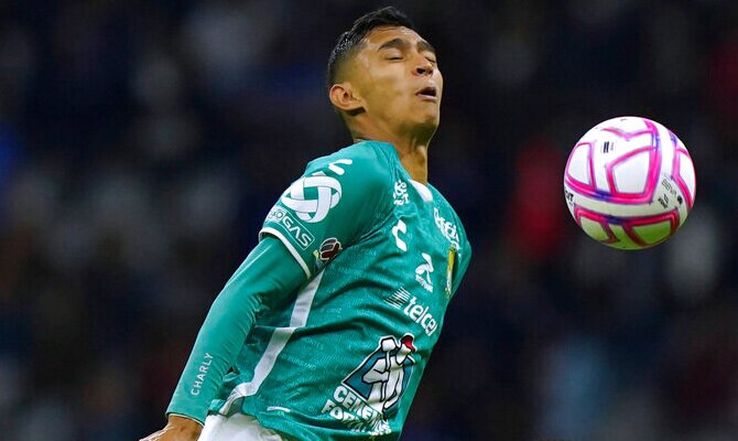 El mediocampista Fidel Ambriz de Leon en partido por la Liga MX