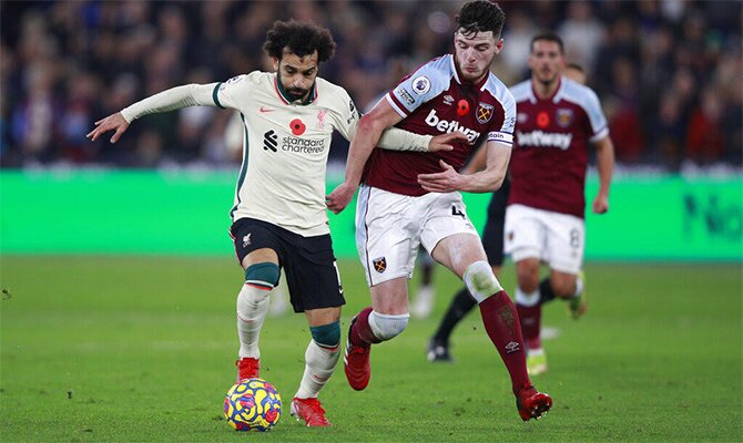 Mohamed Salah pelea por el balón en la imagen. Pronósticos Liverpool vs Arsenal, Premier League.