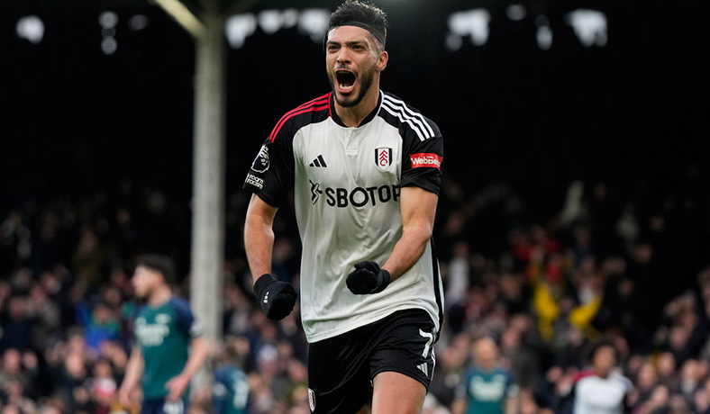 Raul Jimenez celebra un gol del Fulham contra el Arsenal