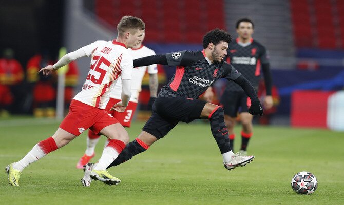 Dani Olmo persigue el balón en el partido de ida. Estos los nuestros picks para el Liverpool vs RB Leipzig
