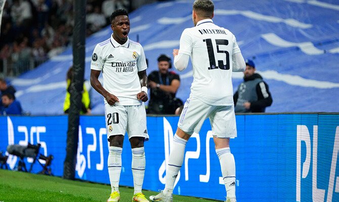 Vinicius y Fede Valverde festejan un gol del Real Madrid en la Champions