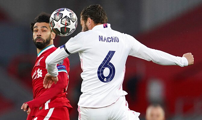 Mohamed Salah del Liverpool y Nacho del Real Madrid