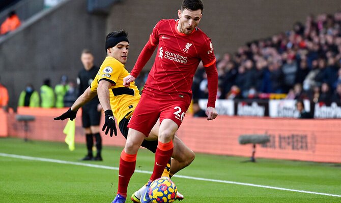 El mexicano Raul Jimenez de Wolves en accion ante el Liverpool