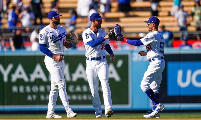 Jugadores de los Dodgers festejan una victoria en las Grandes Ligas 2022