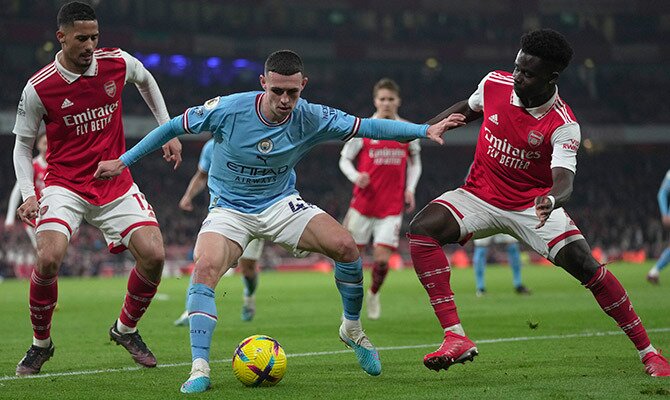 Phil Foden del Manchester City ante la marca de dos jugadores del Arsenal