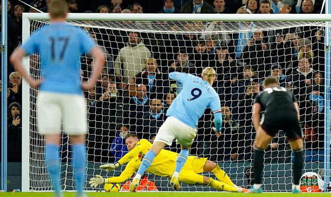 Erling Halland anota de penal para el Manchester City en el Etihad