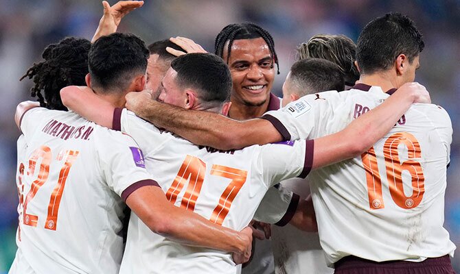 Abrazo de gol de los jugadores del Manchester City en el Mundial de Clubes