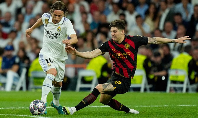 Luka Modridc del Real Madrid y John Stones del Manchester City