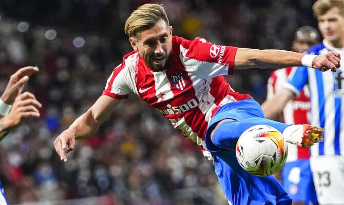 Hector Herrera remata el balon en un partido del Atletico de Madrid