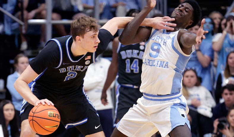 Cooper Flaggde Duke en juego ante North Carolina