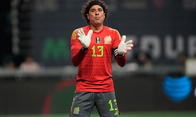El portero Guillermo Ochoa en el amistoso de Mexico ante Uzbekistan