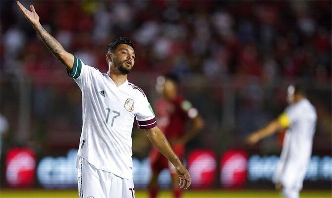 Jesús Corona levanta la mano protestando. Cuotas y pronósticos para el duelo entre México vs Canadá.
