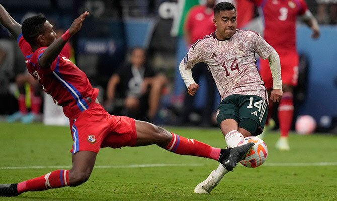 Erick Sanchez de la Seleccion Mexicana en accoin contra Panamá