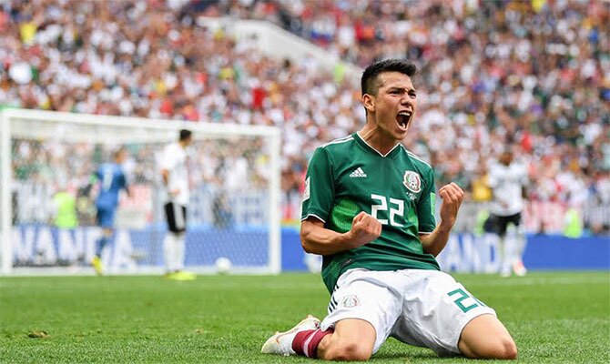 Hirving Lozano de rodillas celebrando un gol con su selección. Cuotas para el México vs Islandia.