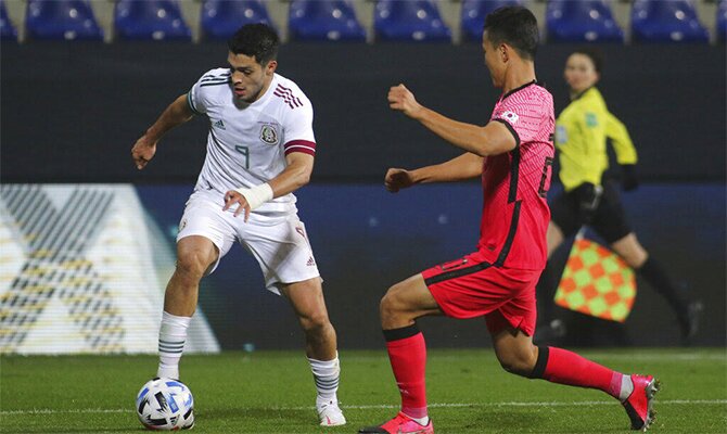 Imagen de Raúl Jiménez controlando el balón. Cuotas Eliminatoria de la CONCACAF, México vs Jamaica.