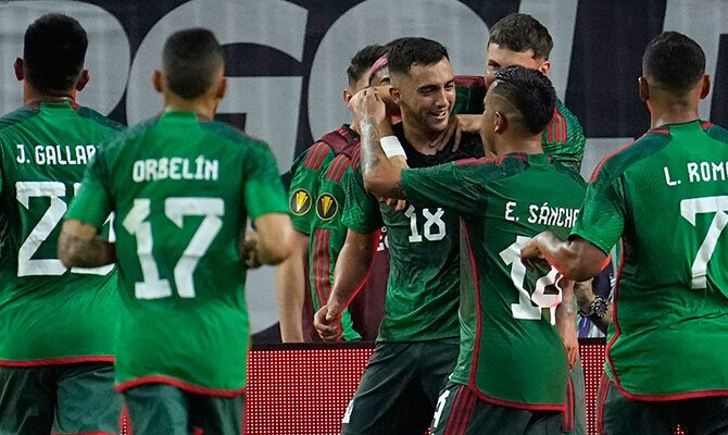 Erick Sanchez, Santiago Gimenez y otros jugadores de la Seleccion Mexicana festejan un gol