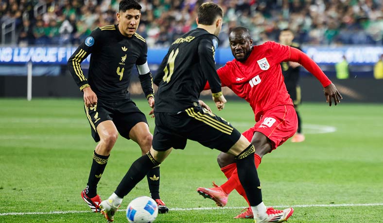 Edson Alvarez y Santiago Gimenez en partido contra Panama