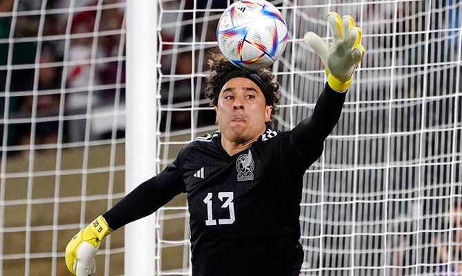 Guillermo Ochoa detiene un balon en amistoso de Mexico ante Paraguay