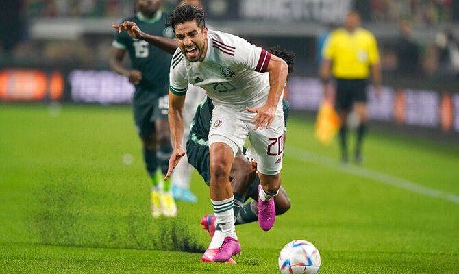 Rodolfo Pizarro se quita la marca en partido de la seleccion mexicana