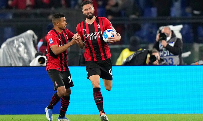 Olivier Giroud festejando una anotacion del Milan en la Serie A