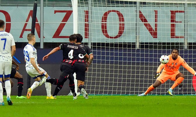 El arquero del Milan Mike Maignan busca el balon en partido de Liga de Campeones