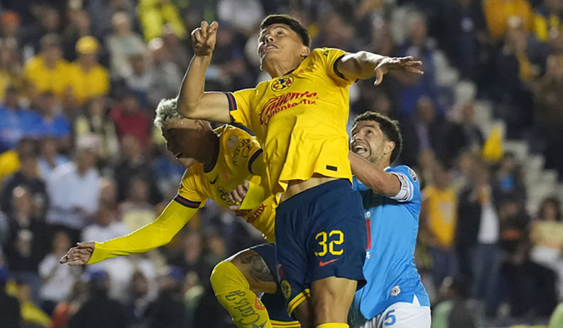 Miguel Vazquez busca de cabeza en el America vs Cruz Azul