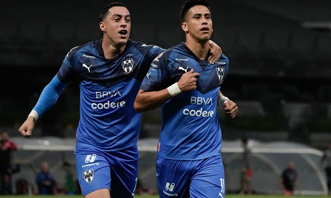 Rogelio Funes Mori y Maximiliano Meza celebran una anotacion de Rayados de Monterrey
