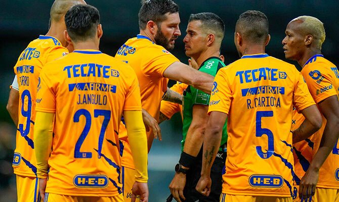 Andre Pierre Gignac y jugadores de Tigres reclamando al arbitro
