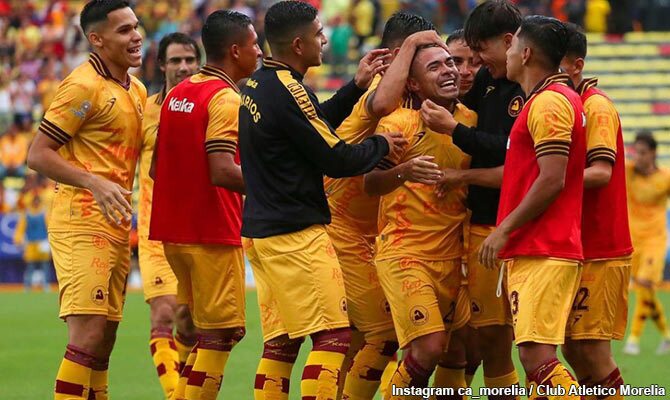 Jugadores de Morelia festejan un gol en partido del Apertura 2023