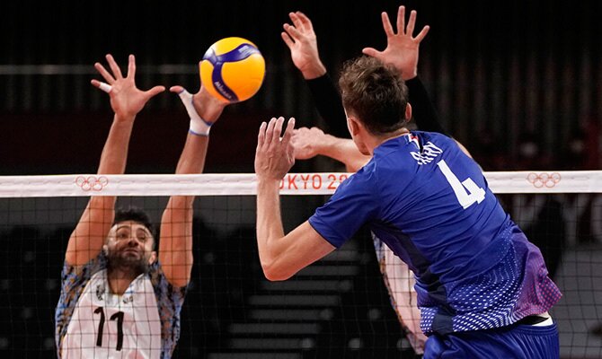 Jean Patry de la seleccion de voley de Francia en accion ante Argentina