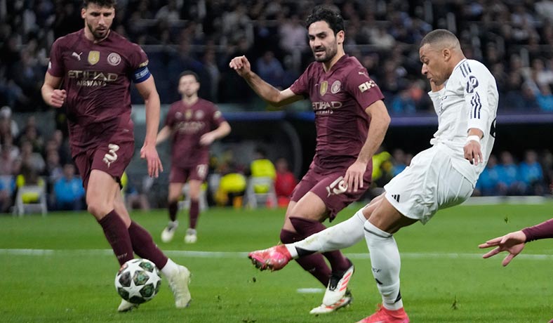 Kylian Mbappe en acción para el Real Madrid ante el City